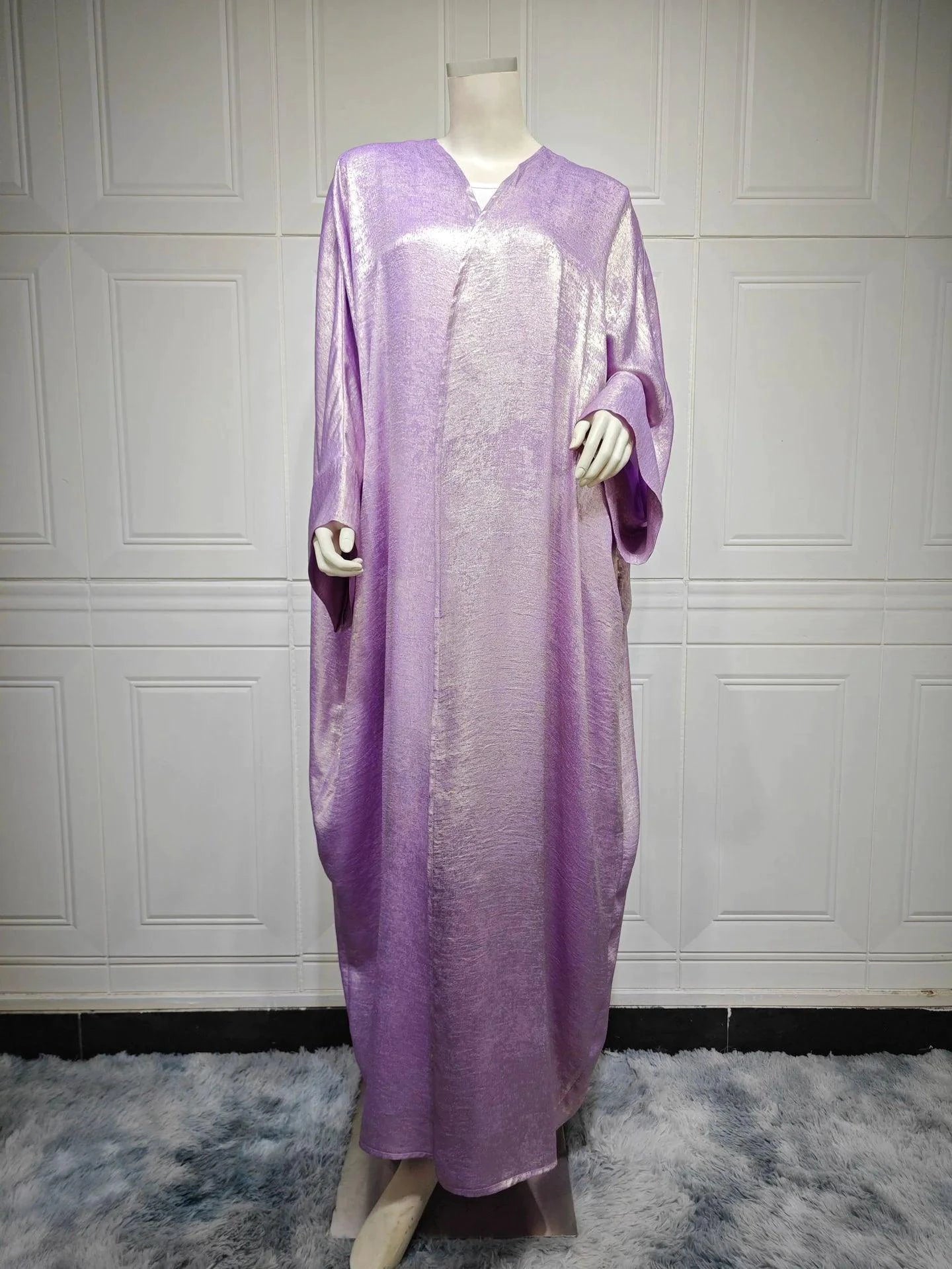 Mandotos Muslim robe abaya in black fabric with elegant flowy design, traditional Islamic fashion for women.