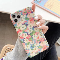 Mandotos retro daisy phone case with colorful floral design for smartphones, stylish and protective accessory.