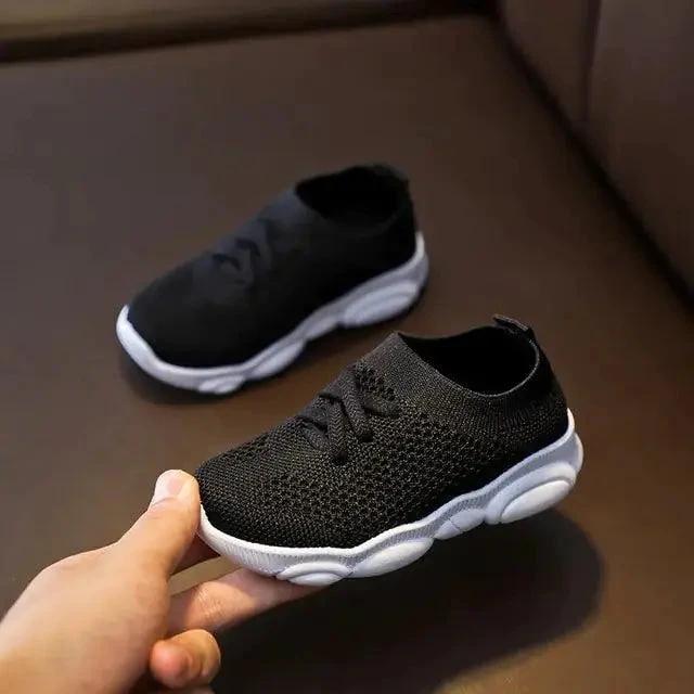 Mandotos children's sneakers for girls and baby boys, sporty casual shoes with colorful design and comfortable fit.