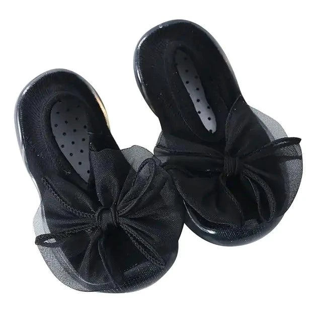 Mandotos toddler shoes in soft fabric with Velcro straps, designed for comfort and easy wear for young children.