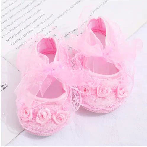 Mandotos toddler shoes in soft fabric with velcro straps, designed for comfort and easy wear for young children.