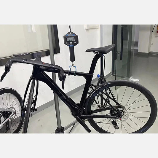 Mandotos Twitter 700x25C carbon road bicycle with hydraulic disc brakes, 50mm carbon wheels, wireless shifter, and racing design.