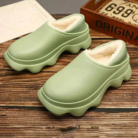 Mandotos warm outdoor shoes with insulated lining, designed for hiking and outdoor activities in cold weather.