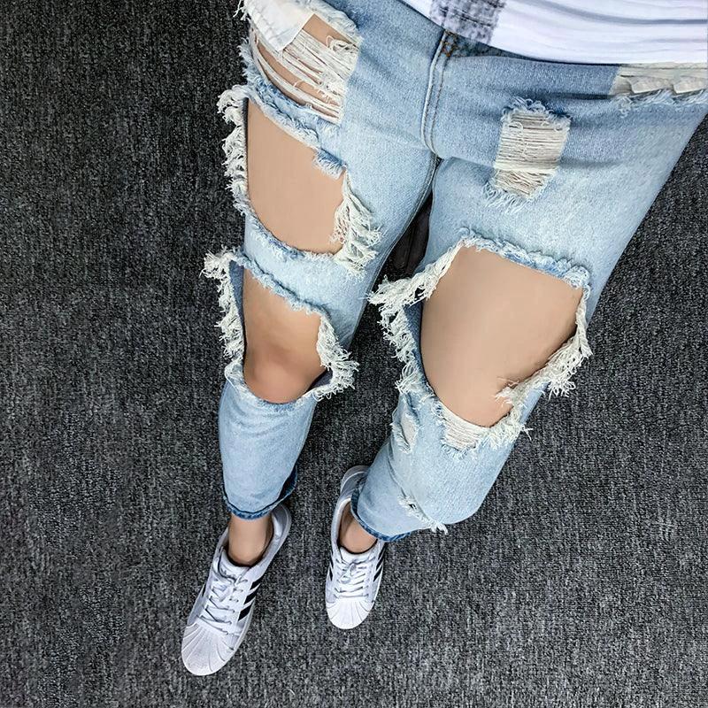 Mandotos women's oversized summer ripped cropped jeans with trendy K-style and distressed details, perfect for casual summer wear.